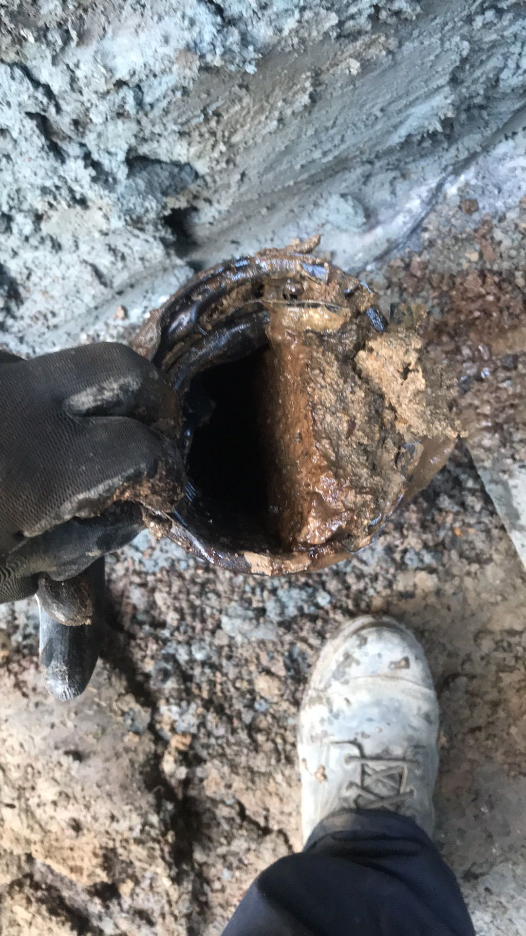 Une personne se tient à côté d'un trou dans le sol.