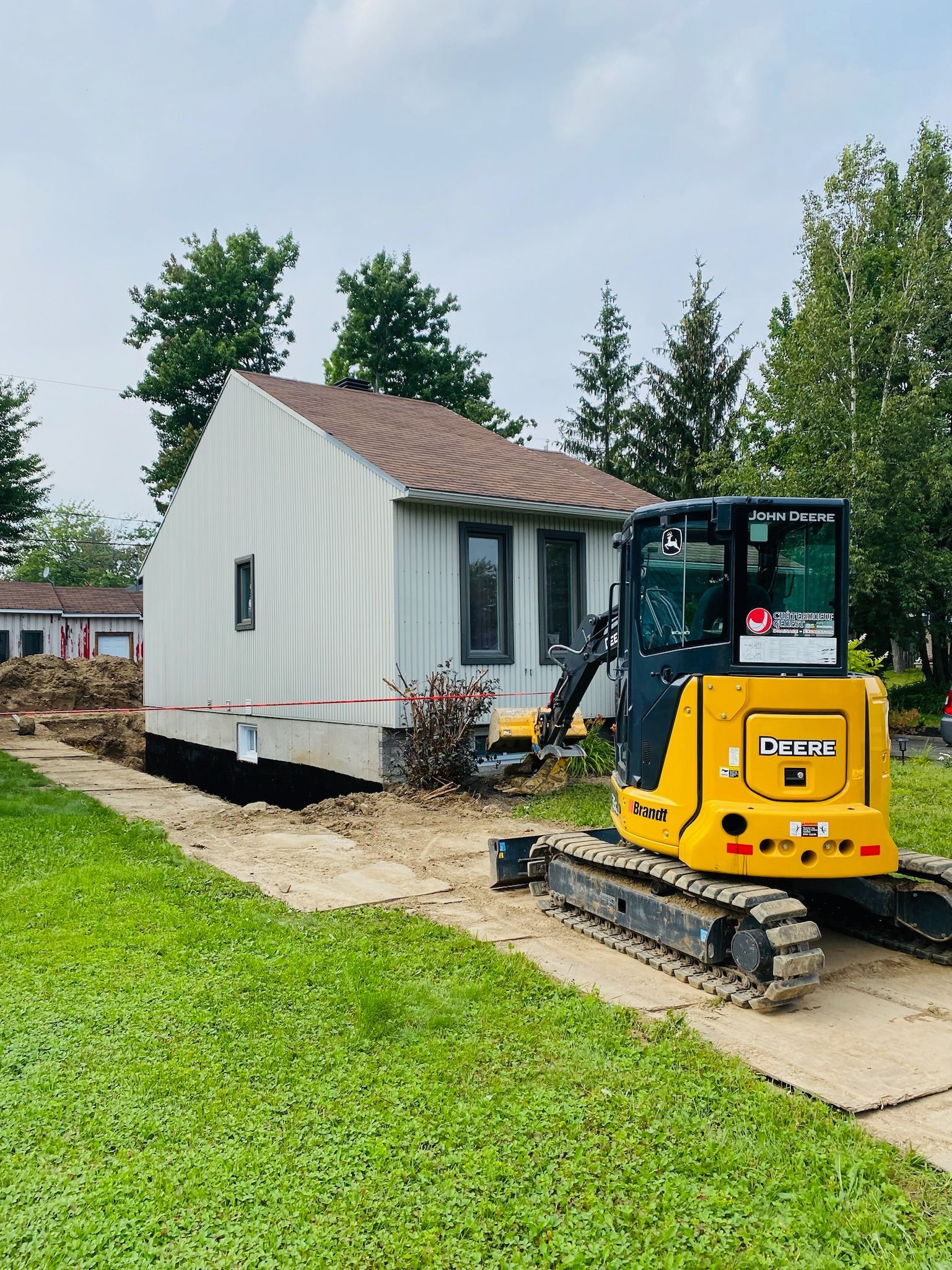 Une maison est déplacée par un bulldozer.