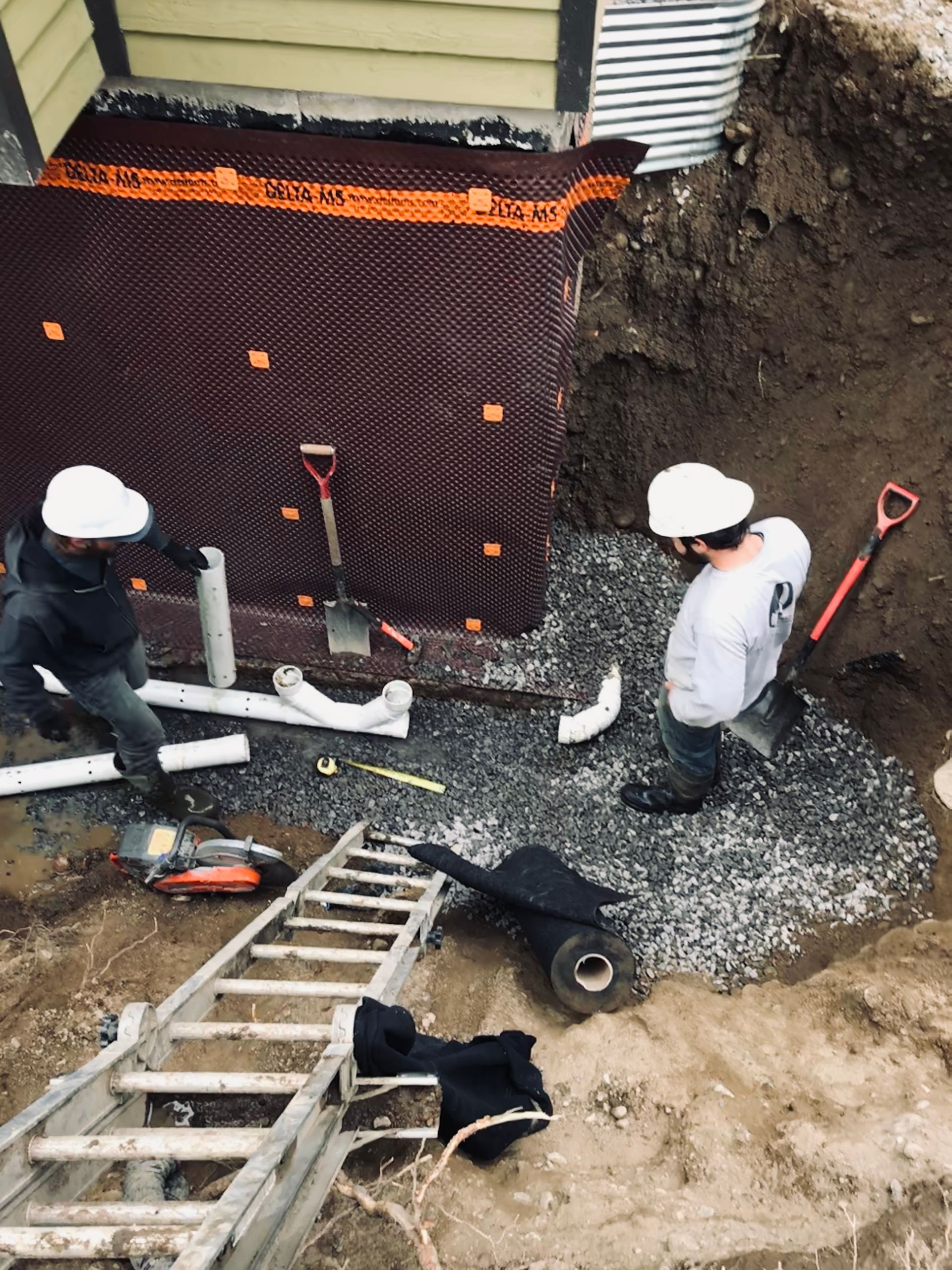 Une salle à manger avec une table et des chaises en bois et une cuisine en arrière-plan.