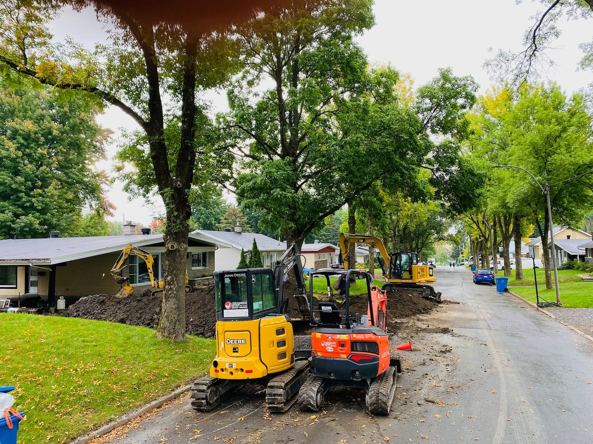 Quelques tracteurs sont garés sur le bord de la route.
