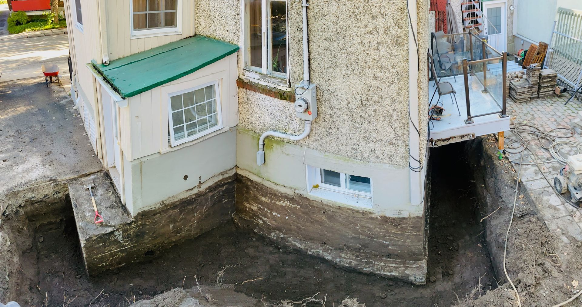 Une maison avec un toit vert est en cours de rénovation.