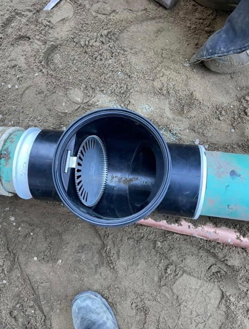 Un gros plan d'un drain sur un tuyau dans la terre.