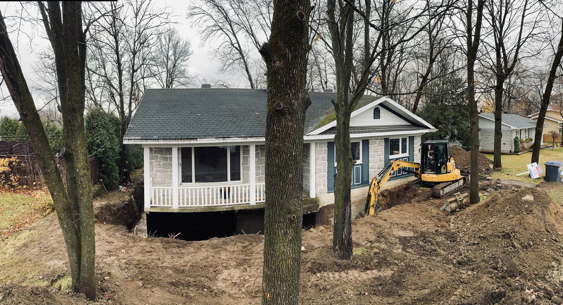 Une maison est en train d'être démolie au milieu d'une forêt.