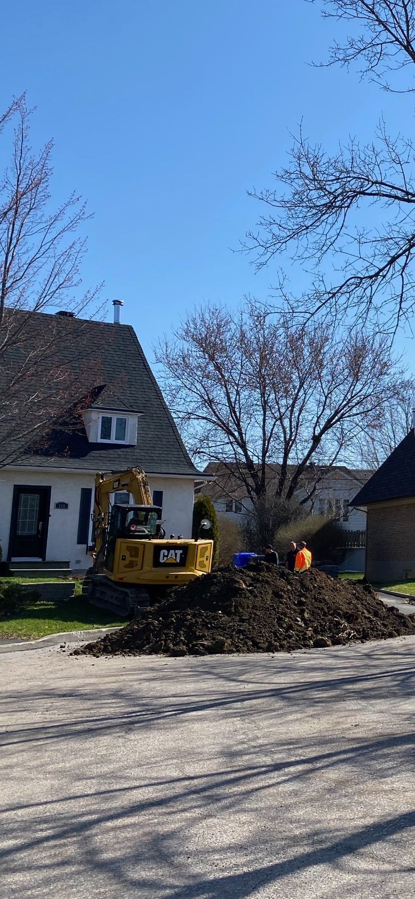 Un gros tas de terre se trouve devant une maison.