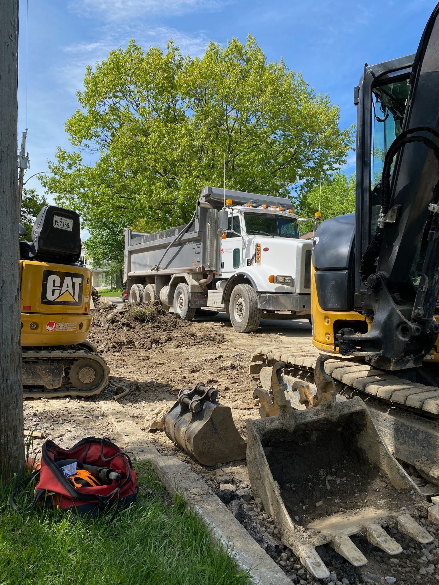 Un bulldozer et un camion à benne basculante travaillent sur un chantier de construction.