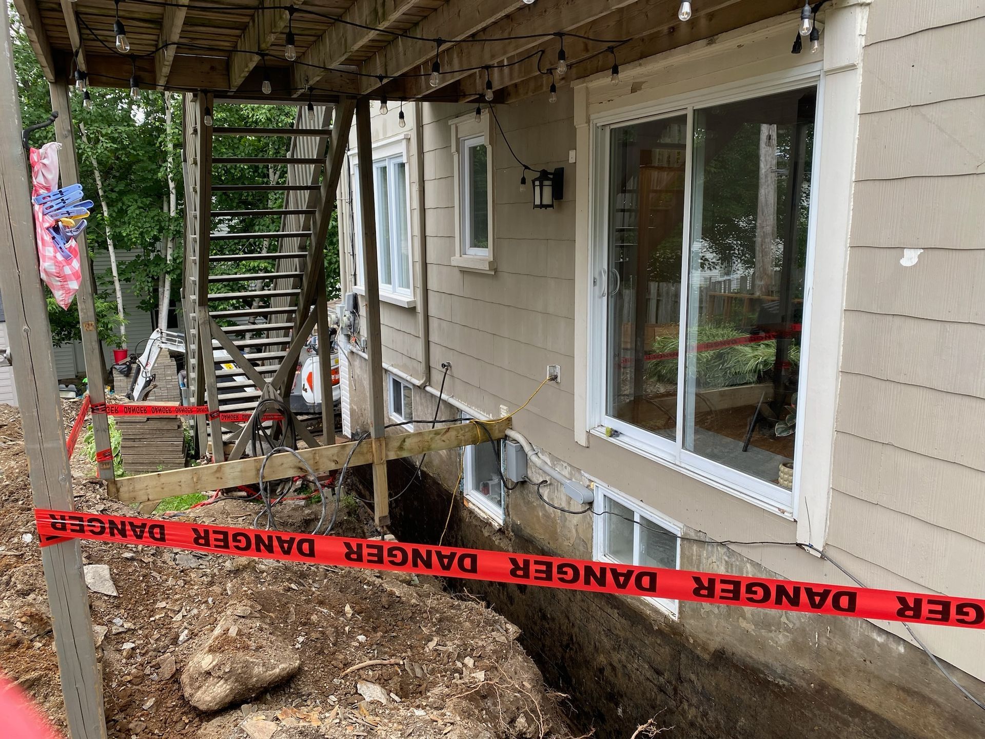 Une maison avec un ruban rouge de danger autour d'elle