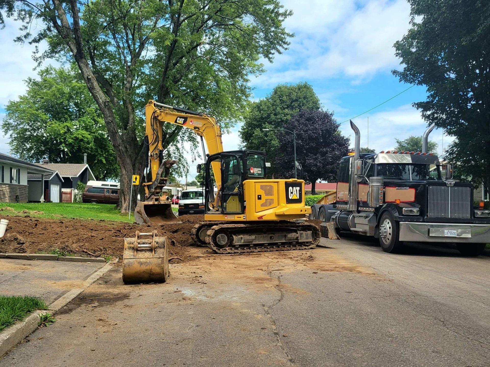 Regardant un grand bâtiment avec un ciel bleu en arrière-plan