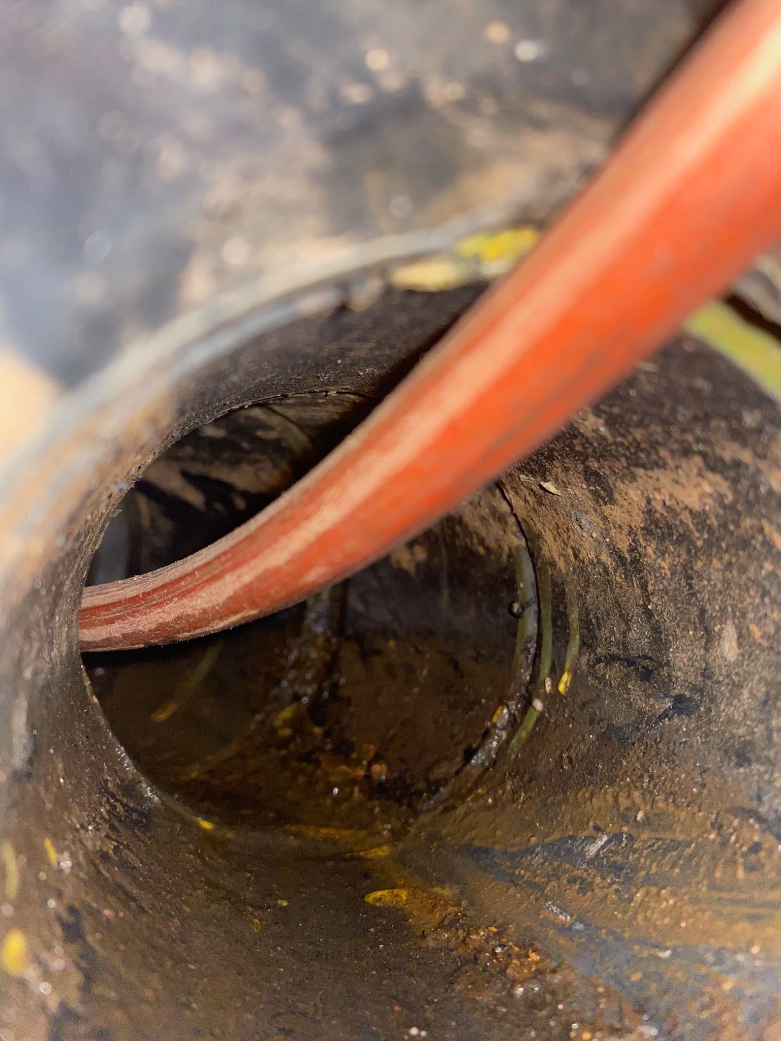 Un gros plan d'un tuyau sortant d'un trou dans un tuyau.