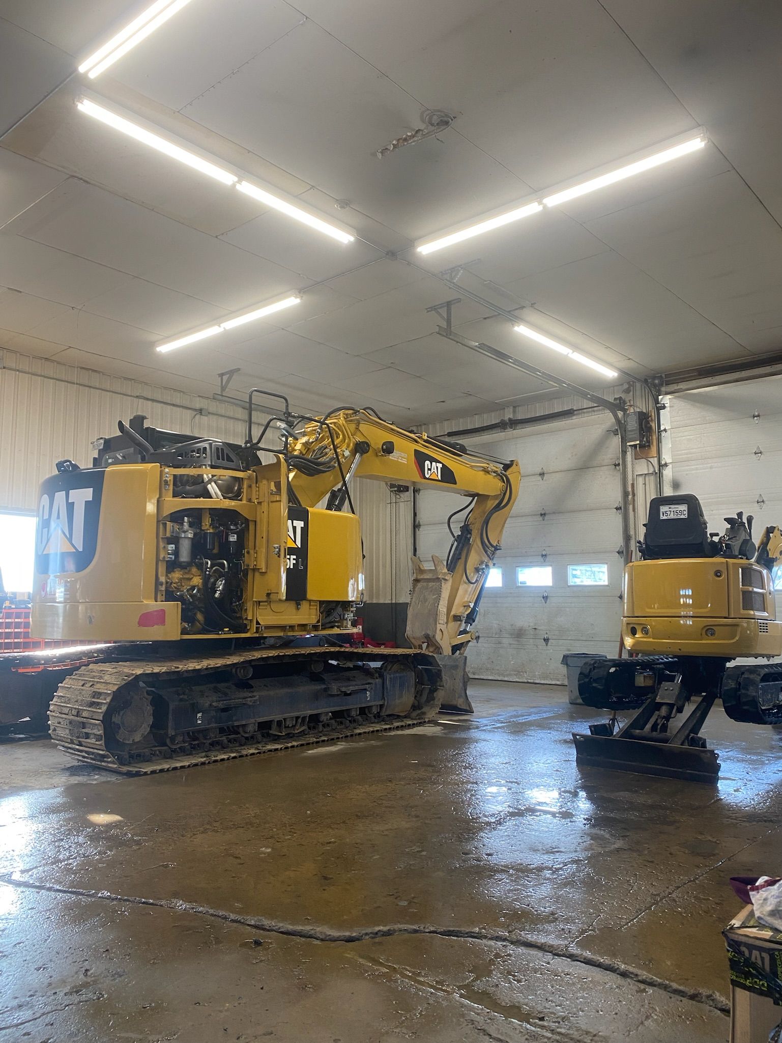Quelques excavatrices sont assises dans un garage.