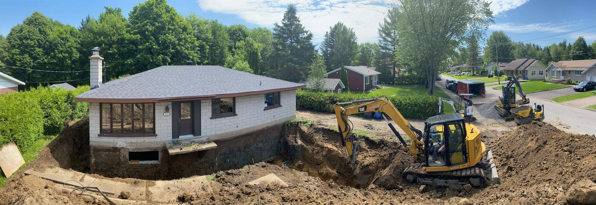 Une maison est en train d'être construite dans un trou dans le sol.