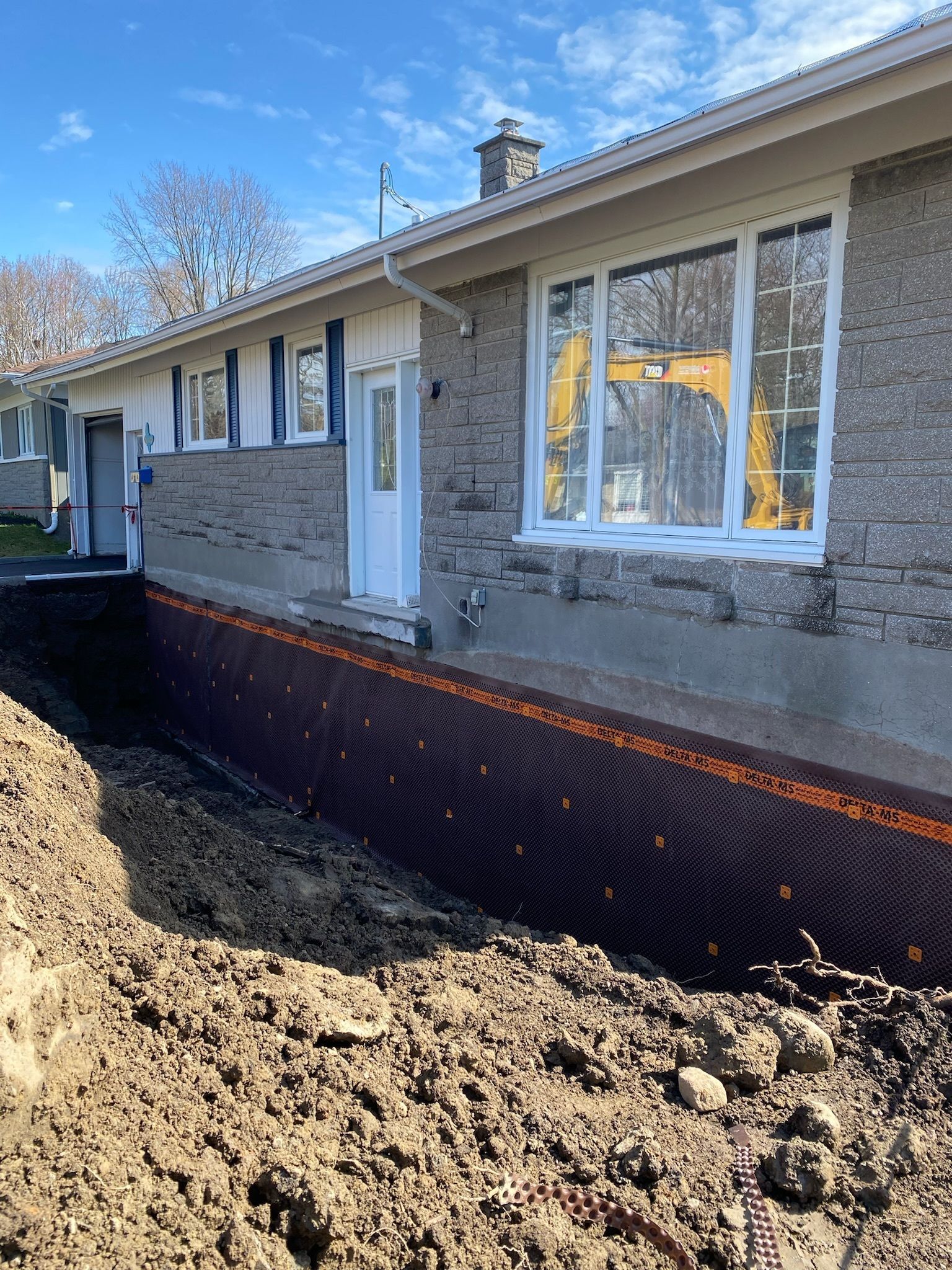 Regardant un grand bâtiment avec un ciel bleu en arrière-plan