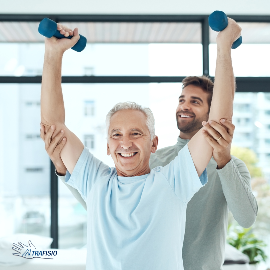 Pessoa com mais de 60 anos a realizar exercício de força adaptado com fisioterapeuta, para recuperar