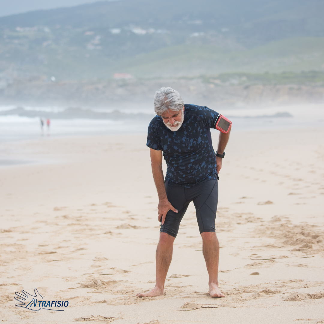Pessoa com mais de 60 anos a caminhar acompanhada por fisioterapeuta, em treino adaptado para melhor