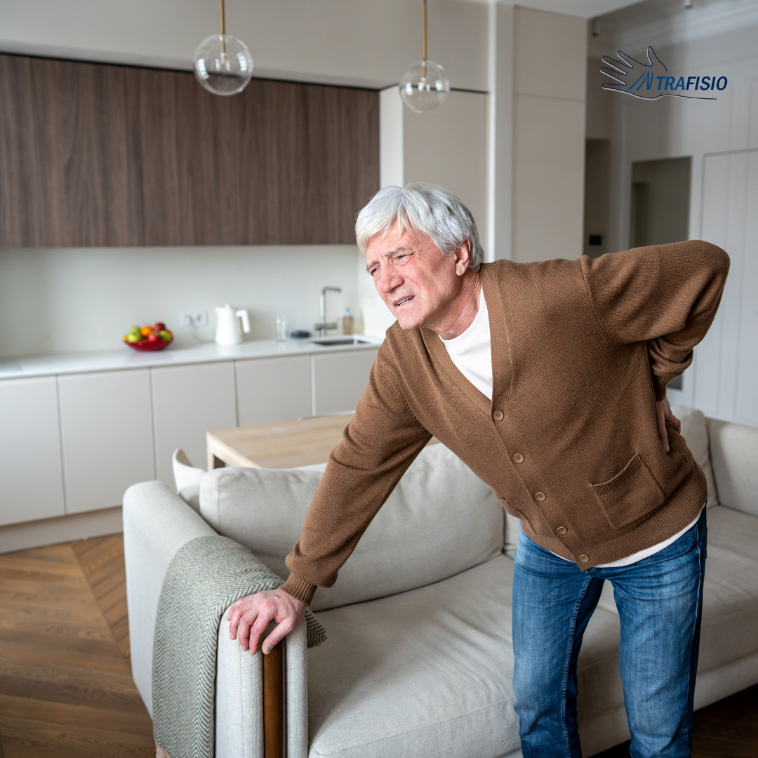 Pessoa com mais de 60 anos a realizar exercício clínico adaptado para reduzir dores articulares