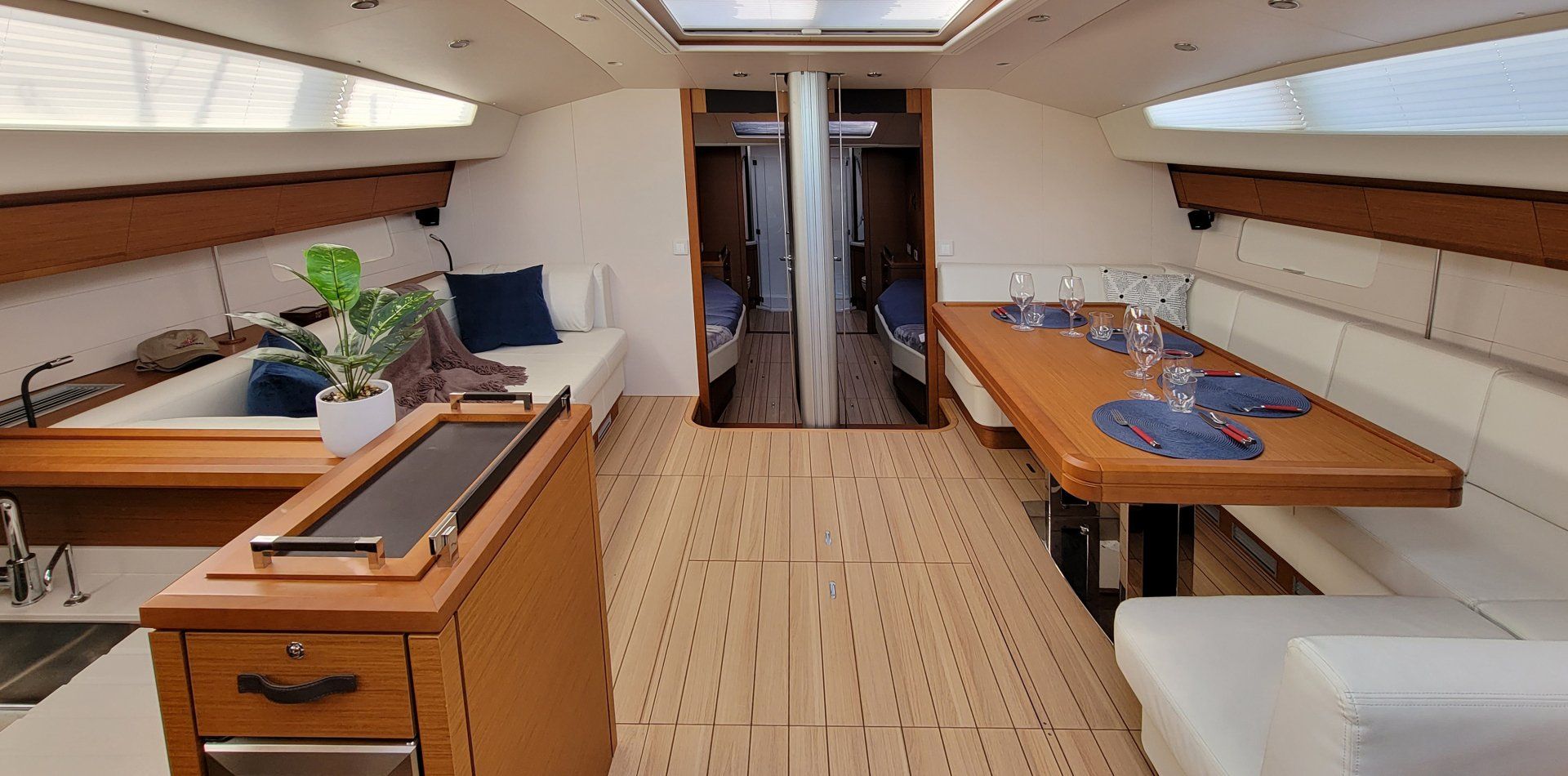 JEANNEAU 64 interior