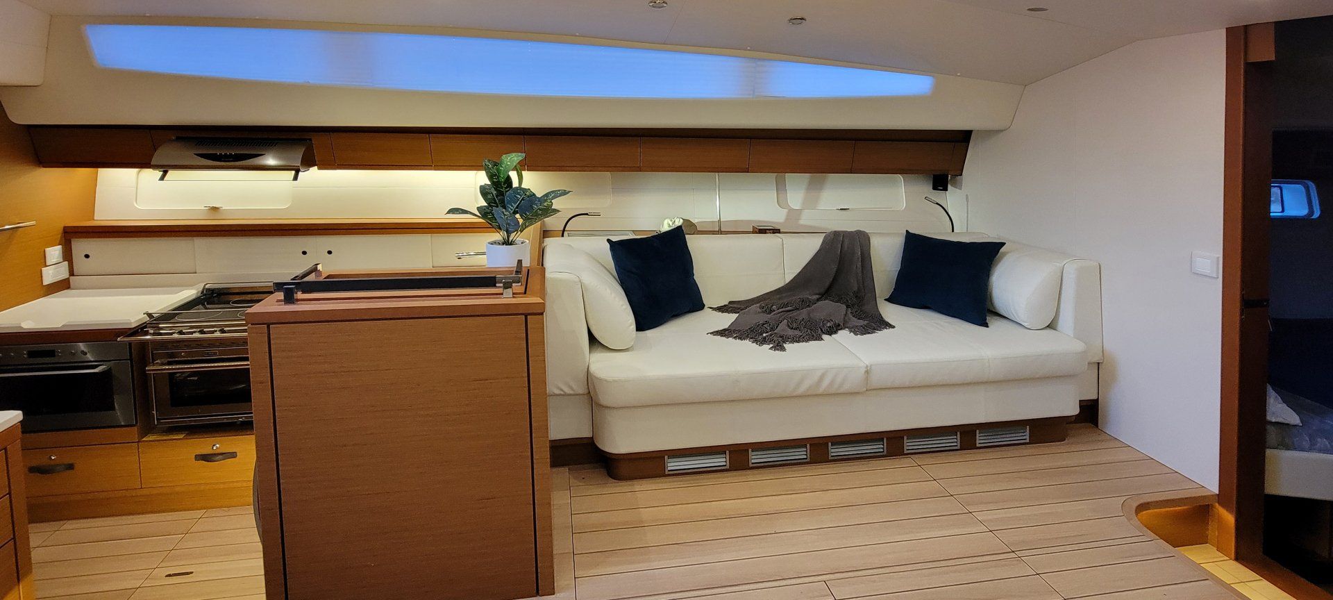 JEANNEAU 64 interior 1
