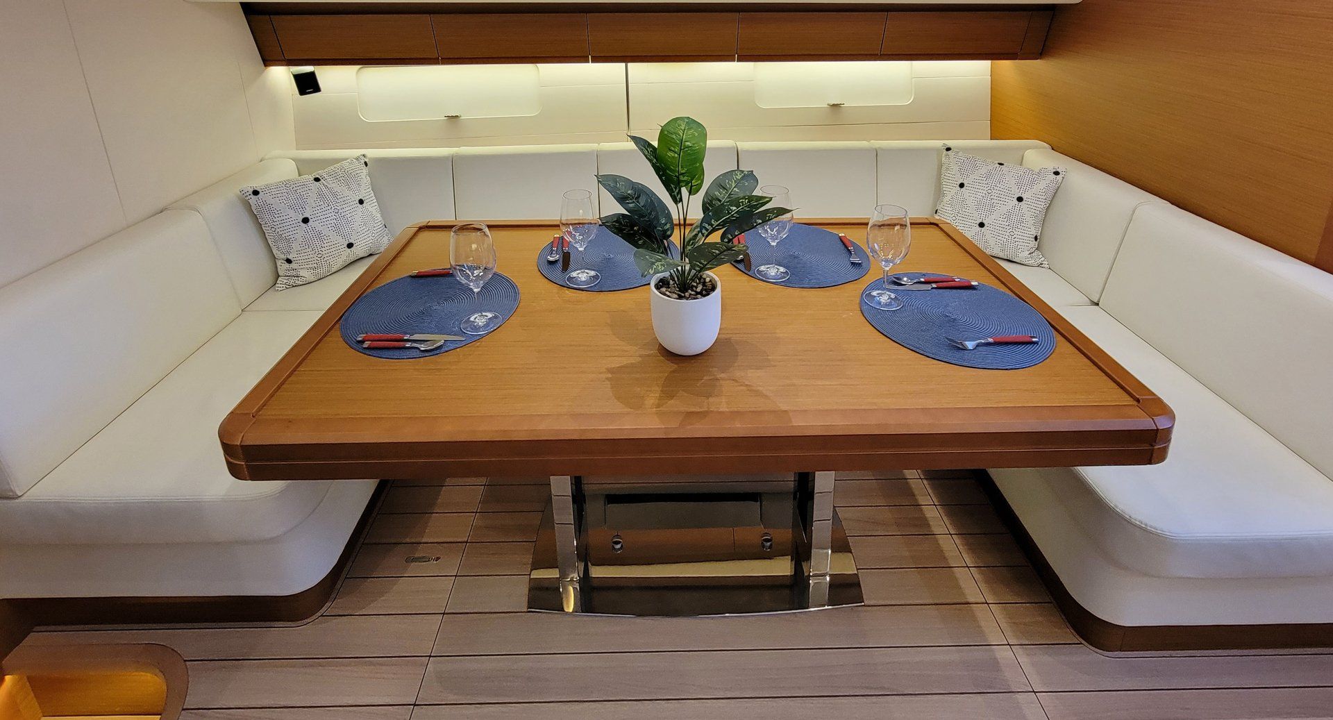 JEANNEAU 64 interior 2