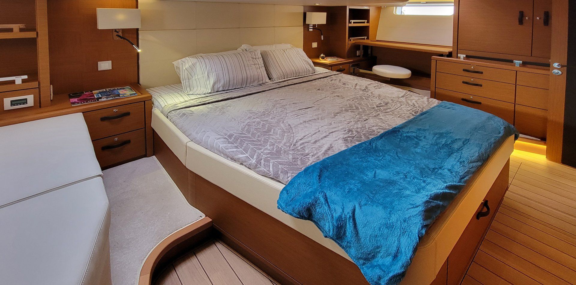 JEANNEAU 64 interior 3