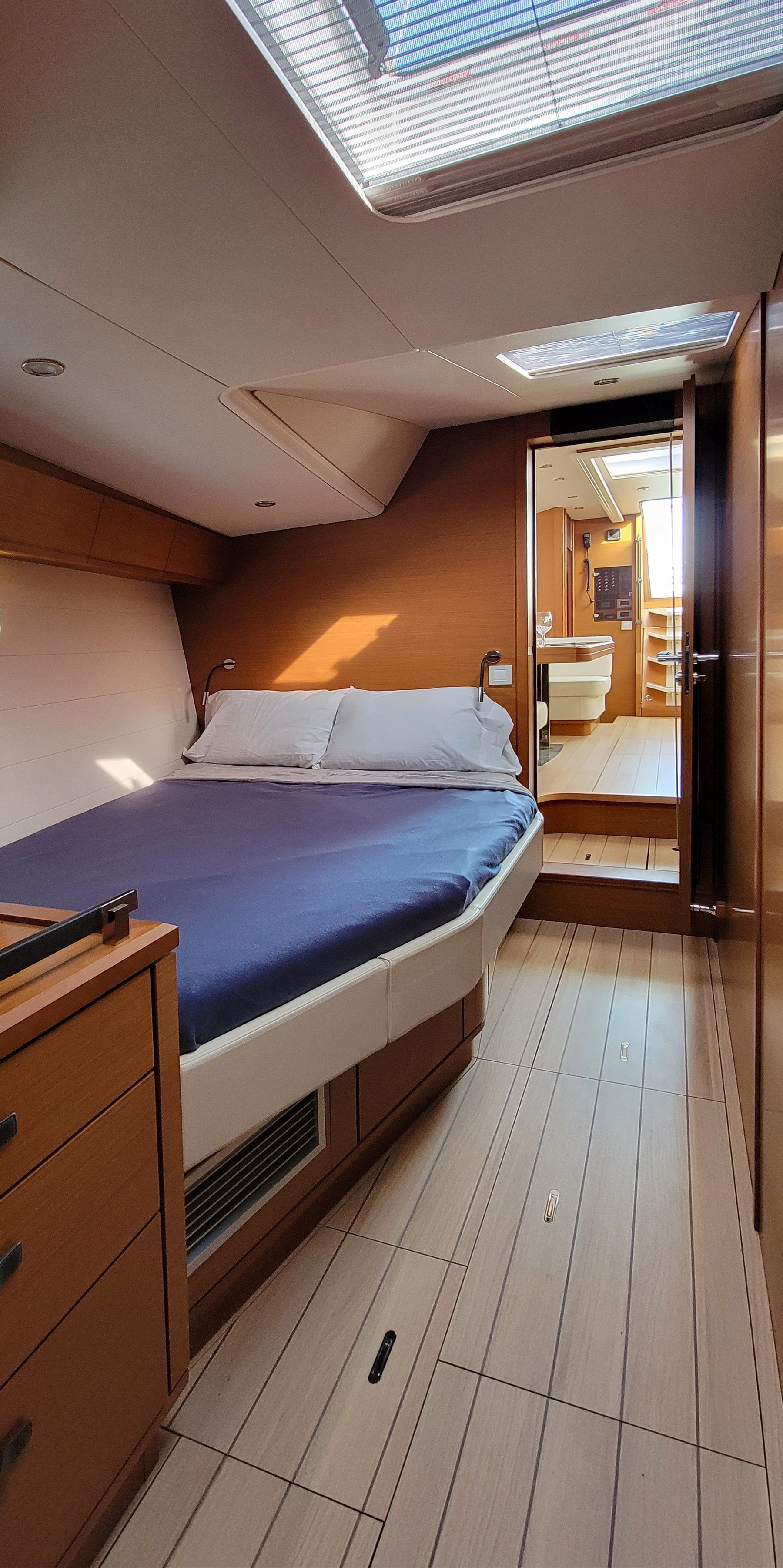 JEANNEAU 64 interior 4