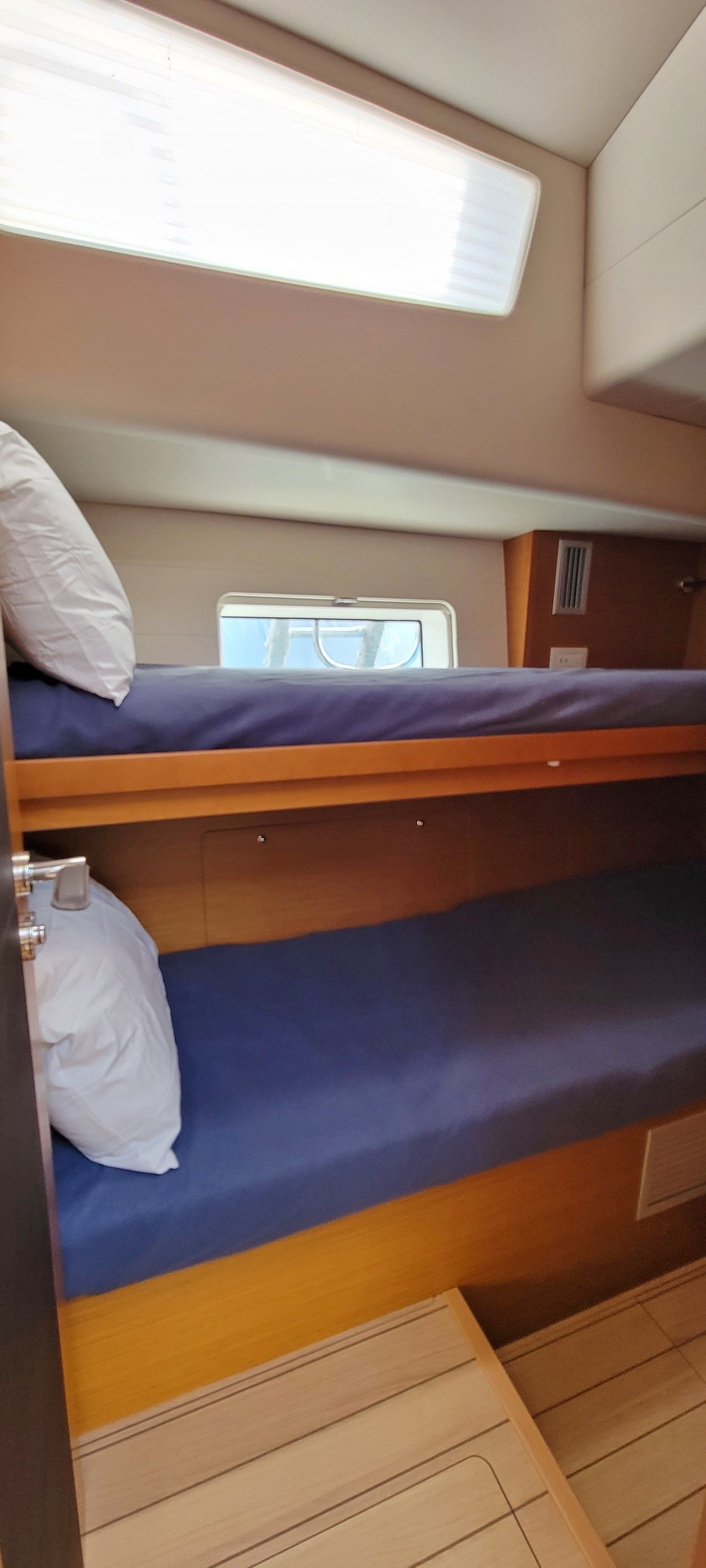 JEANNEAU 64 interior 5