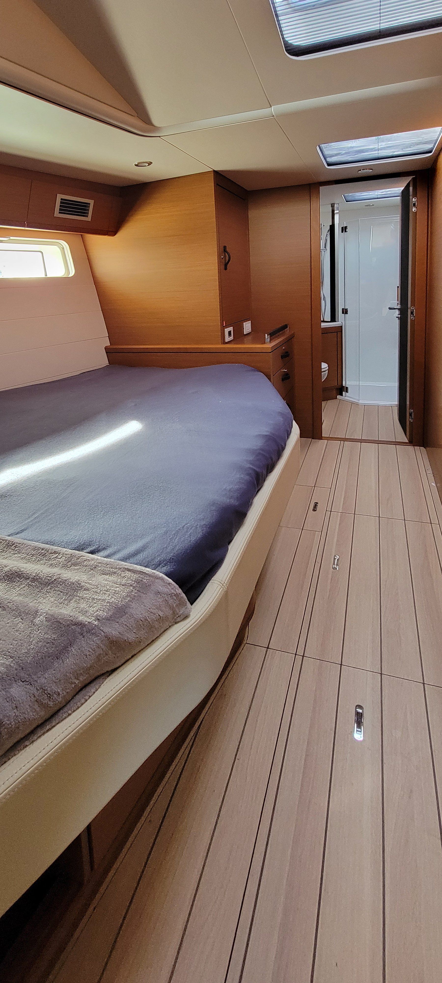 JEANNEAU 64 interior 6