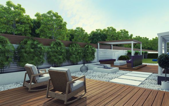 Patio moderne avec chaises longues, sièges rembourrés, tapis blanc et végétation luxuriante autour d'une piscine aménagée.