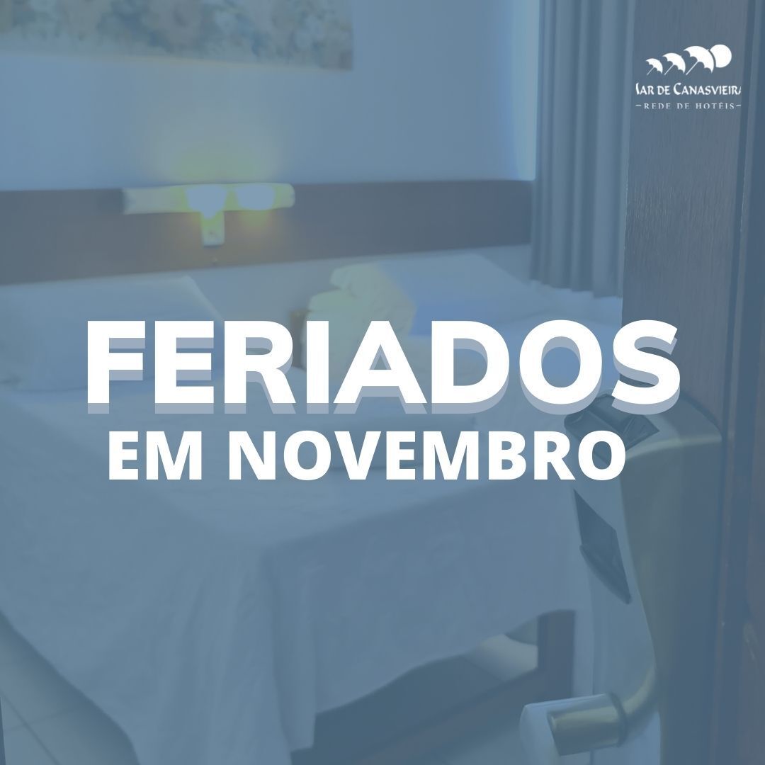 Uma foto de um quarto de hotel com as palavras feriados em novembro