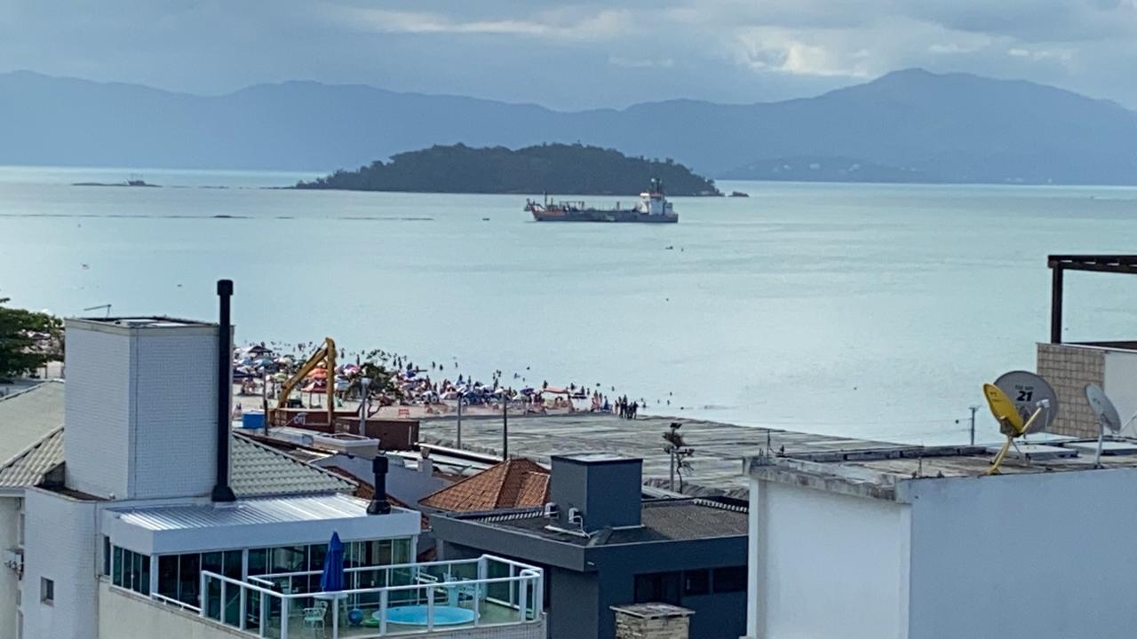 Uma vista do oceano a partir do telhado de um edifício.