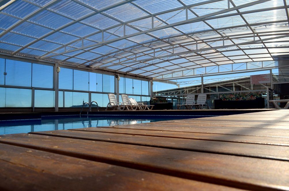 Uma grande piscina interior com telhado transparente