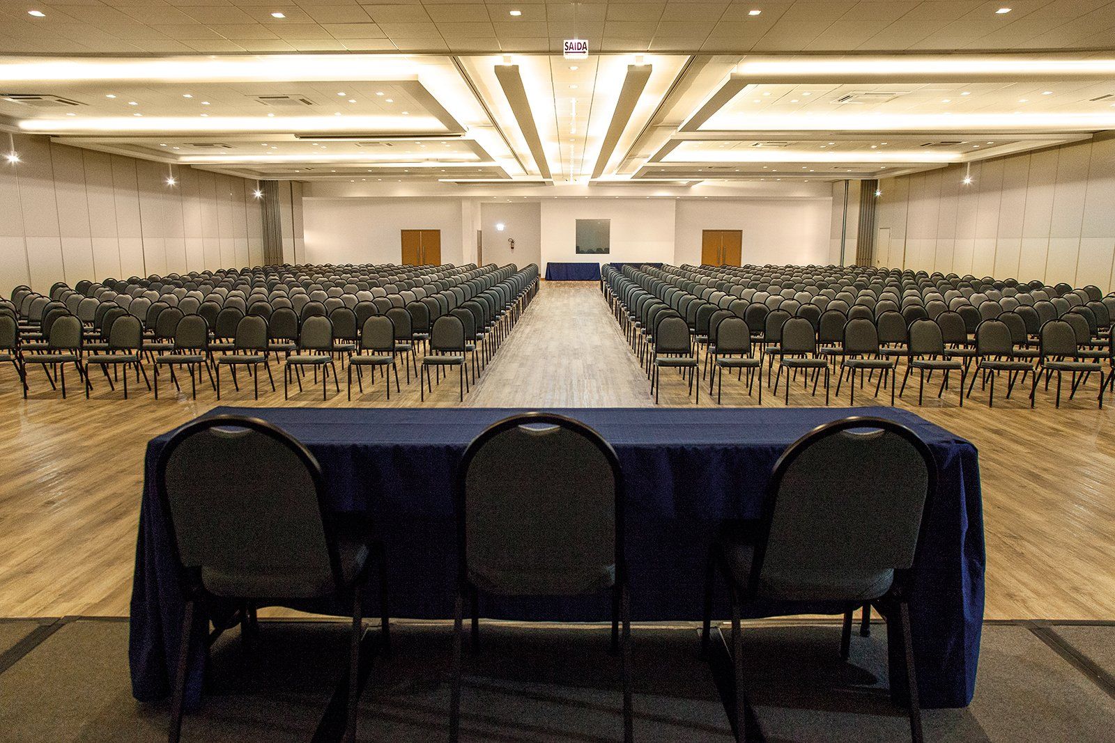 Uma sala de conferências vazia com mesa e cadeiras azuis