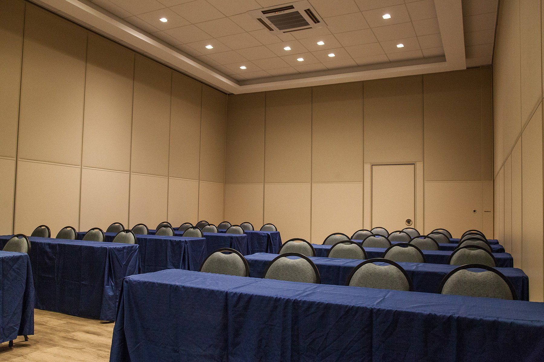 Uma grande sala de conferências com fileiras de mesas e cadeiras