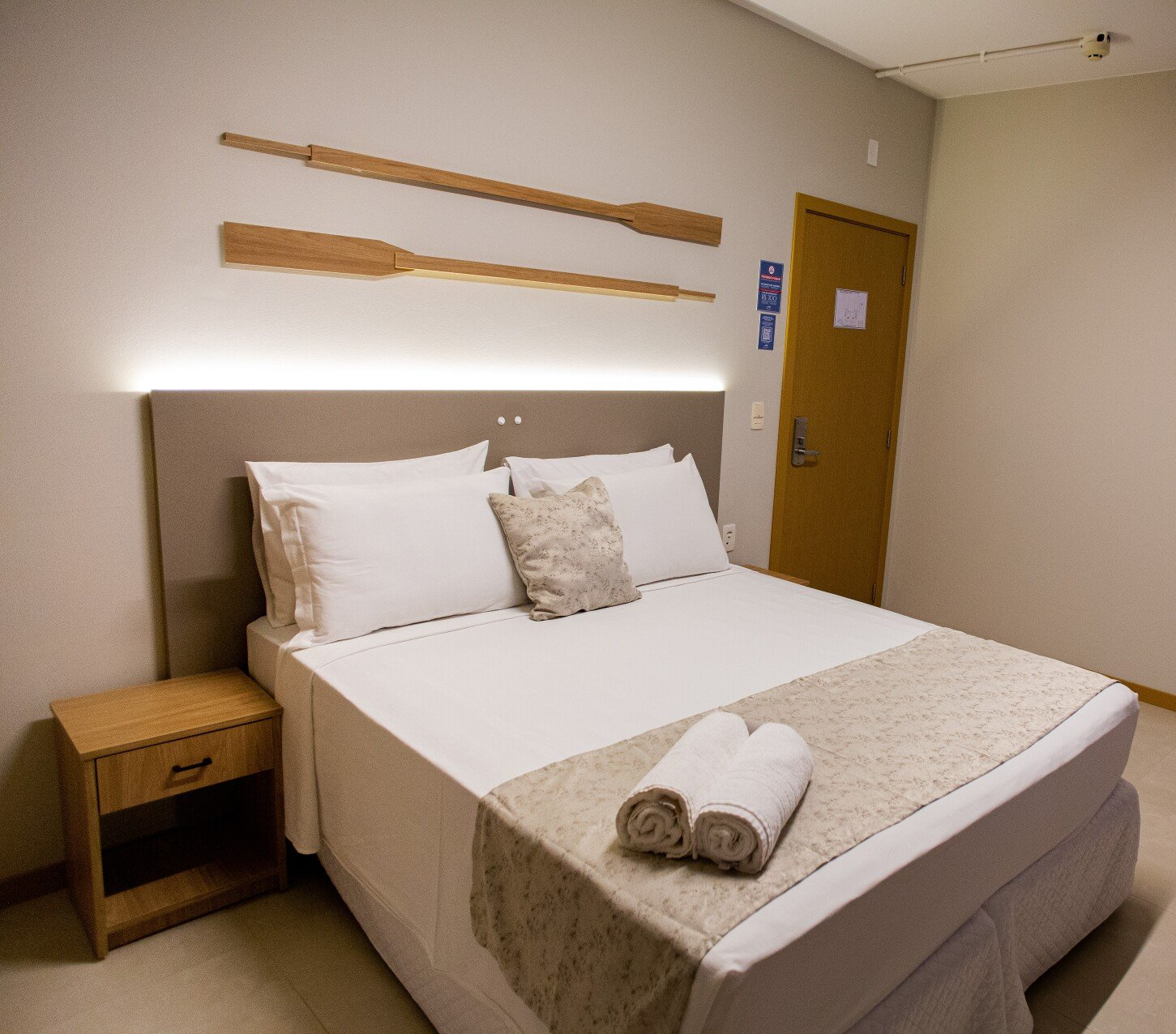 Um quarto de hotel com uma cama e duas toalhas