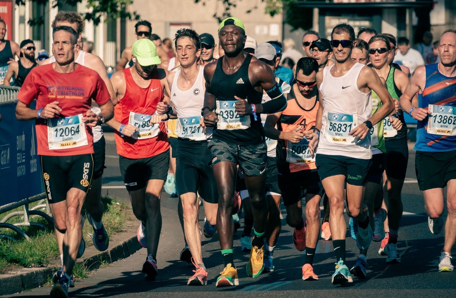 Um grupo de pessoas está correndo uma maratona em uma rua da cidade.