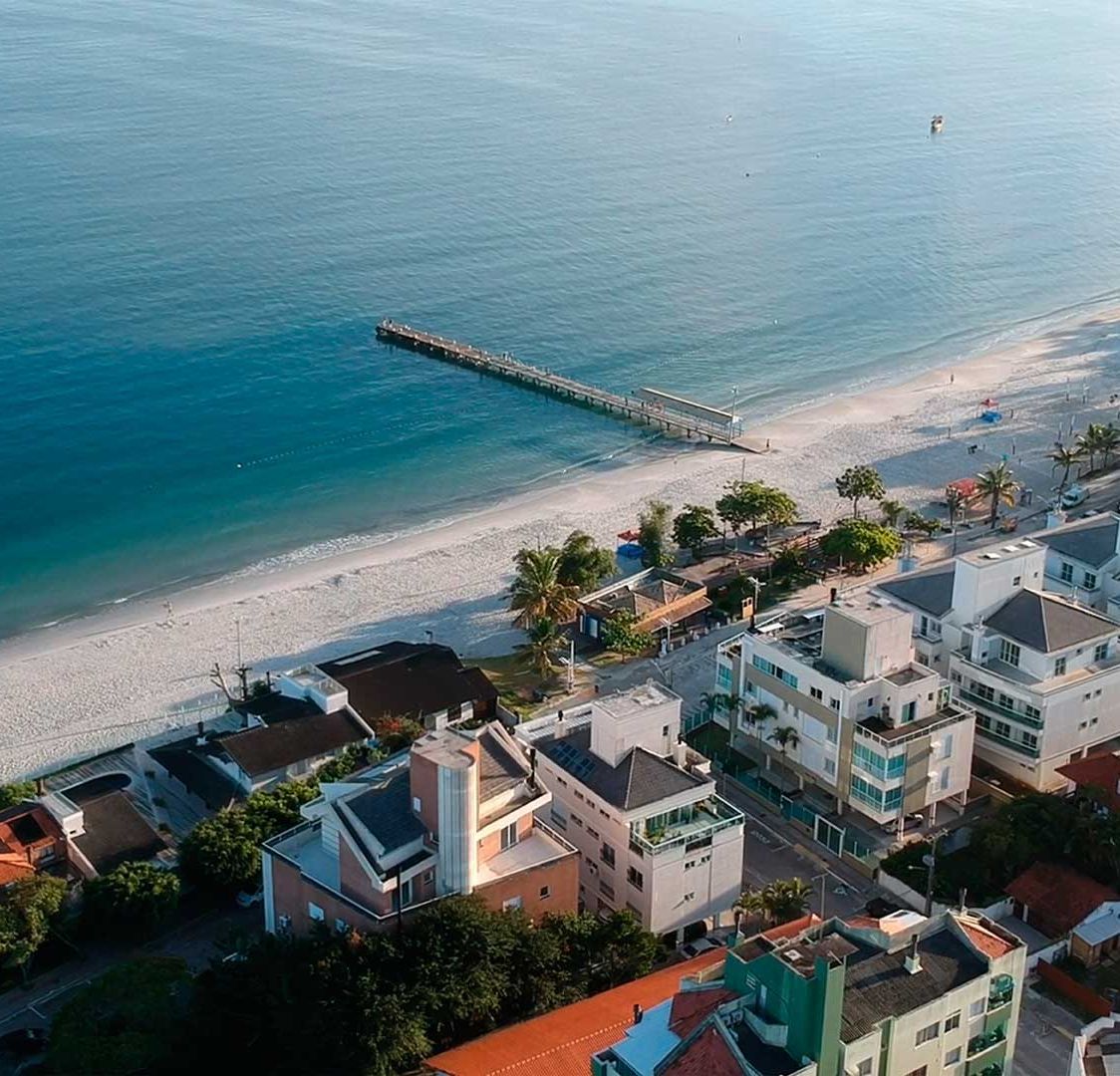 Uma vista aérea de uma praia com edifícios e árvores