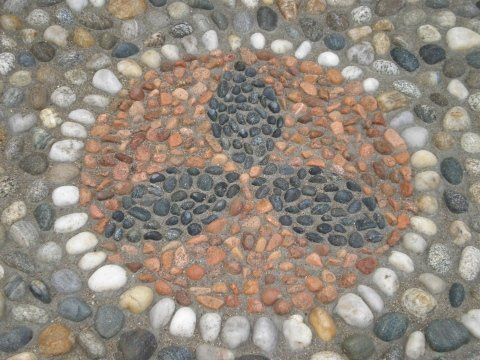 Pavimento con foglie disegnate