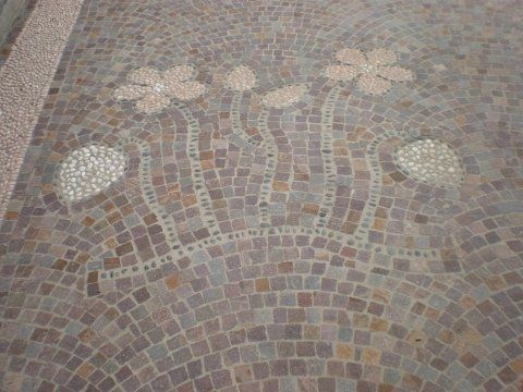 Pavimento con fiori disegnati