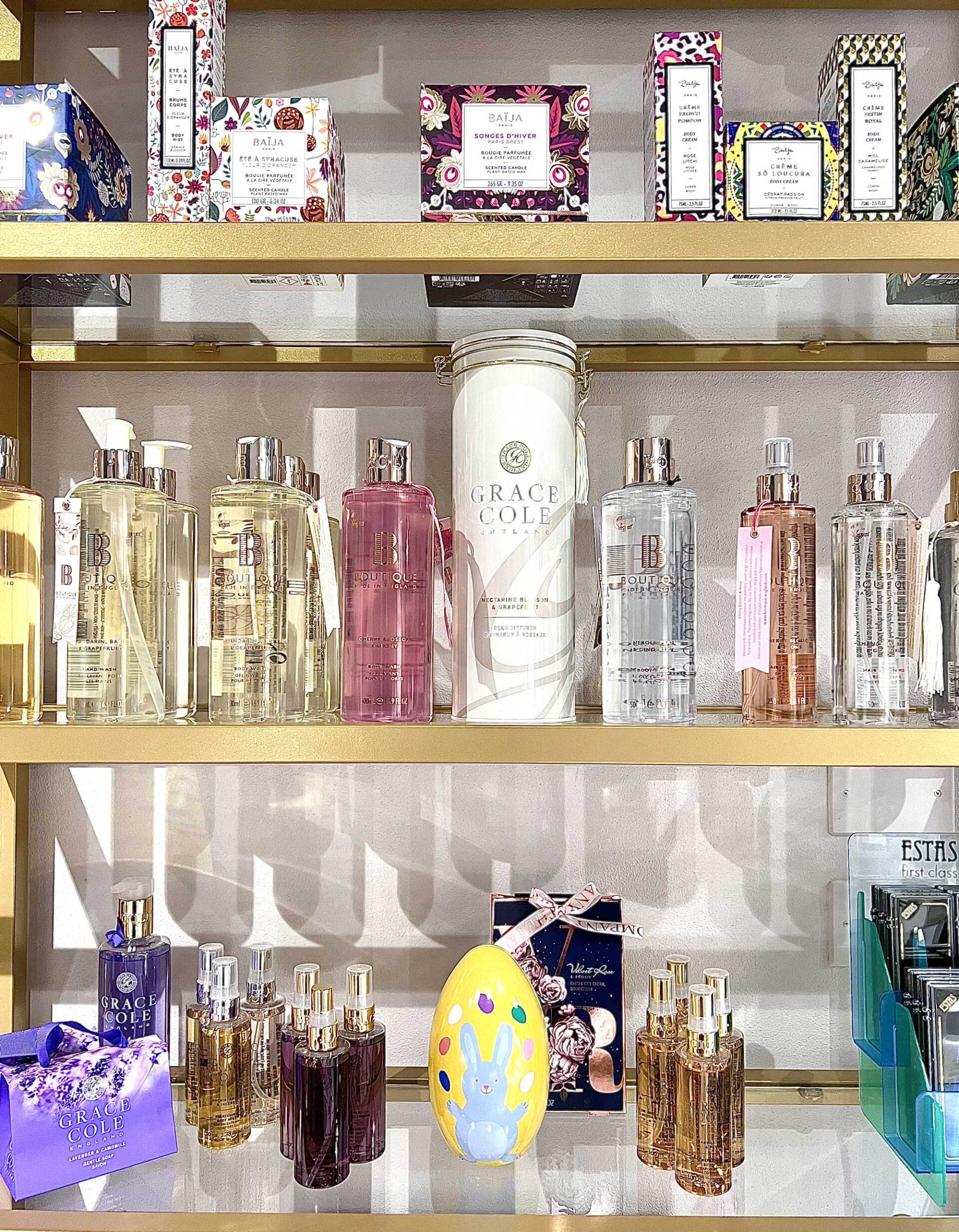 scaffale con profumi