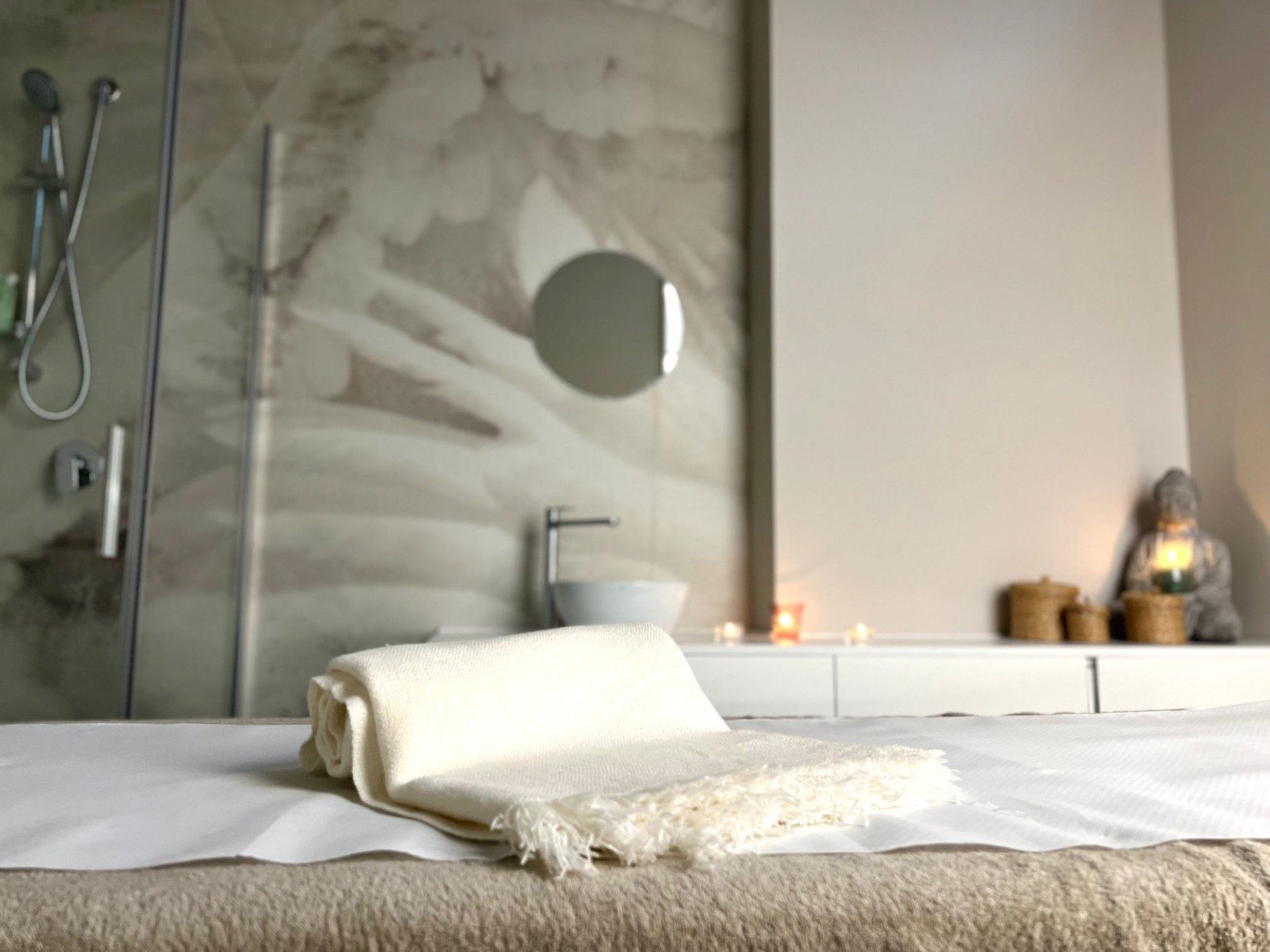 sala con lettino per trattamenti corpo