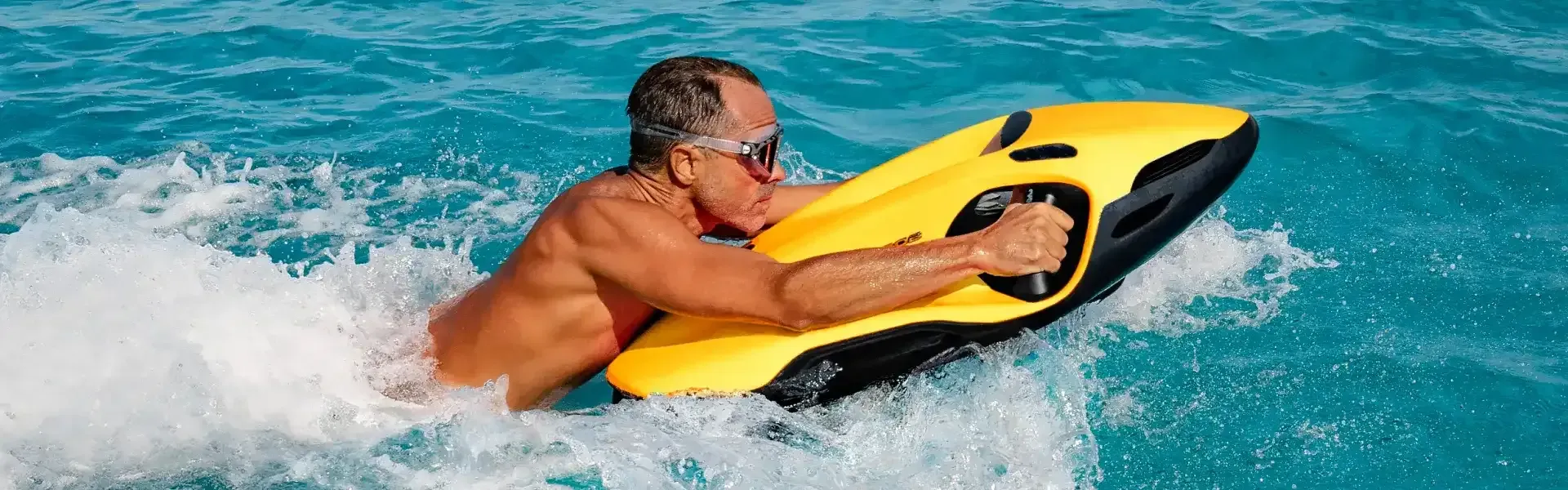 Homme avec seabob jaune sur la mer