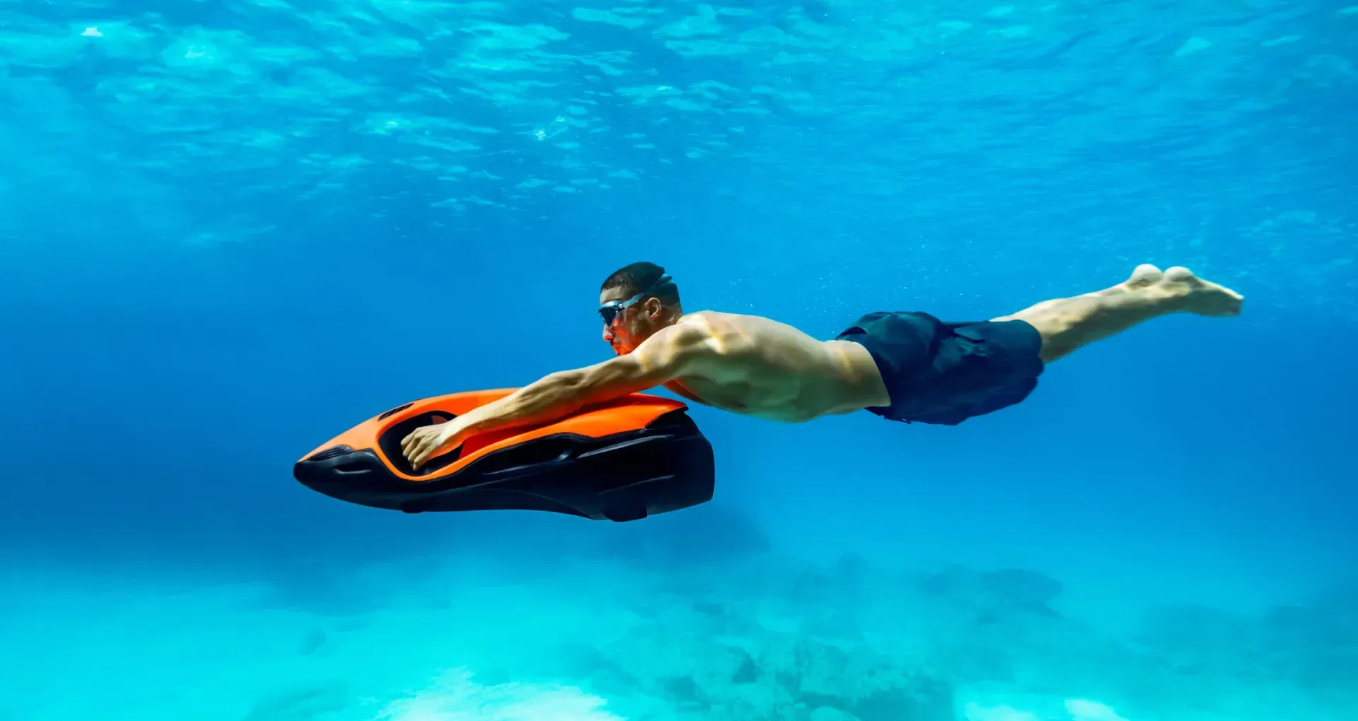 Homme sous la mer avec Seabob
