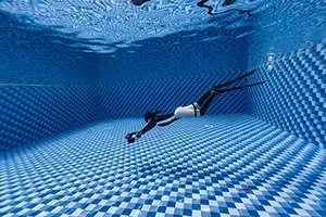 Femme nageant dans une piscine avec sublue