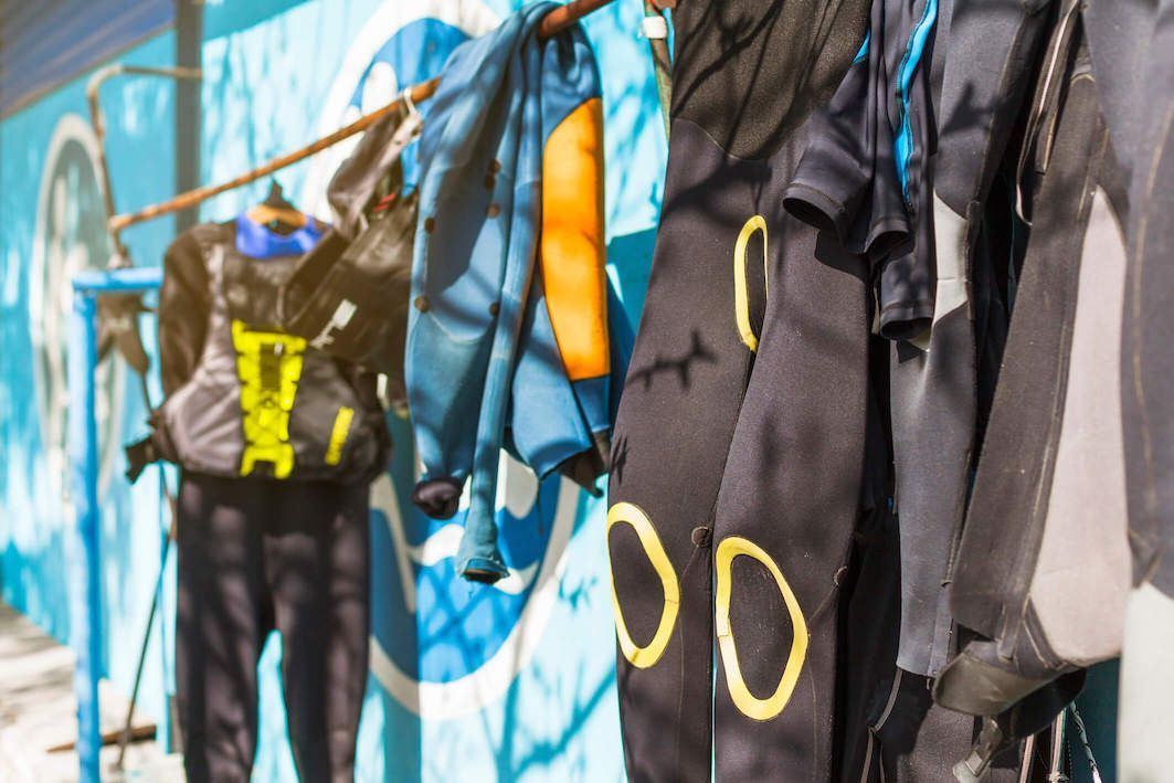 Achat en ligne, La combinaison est spécialement conçue pour divers sports nautiques