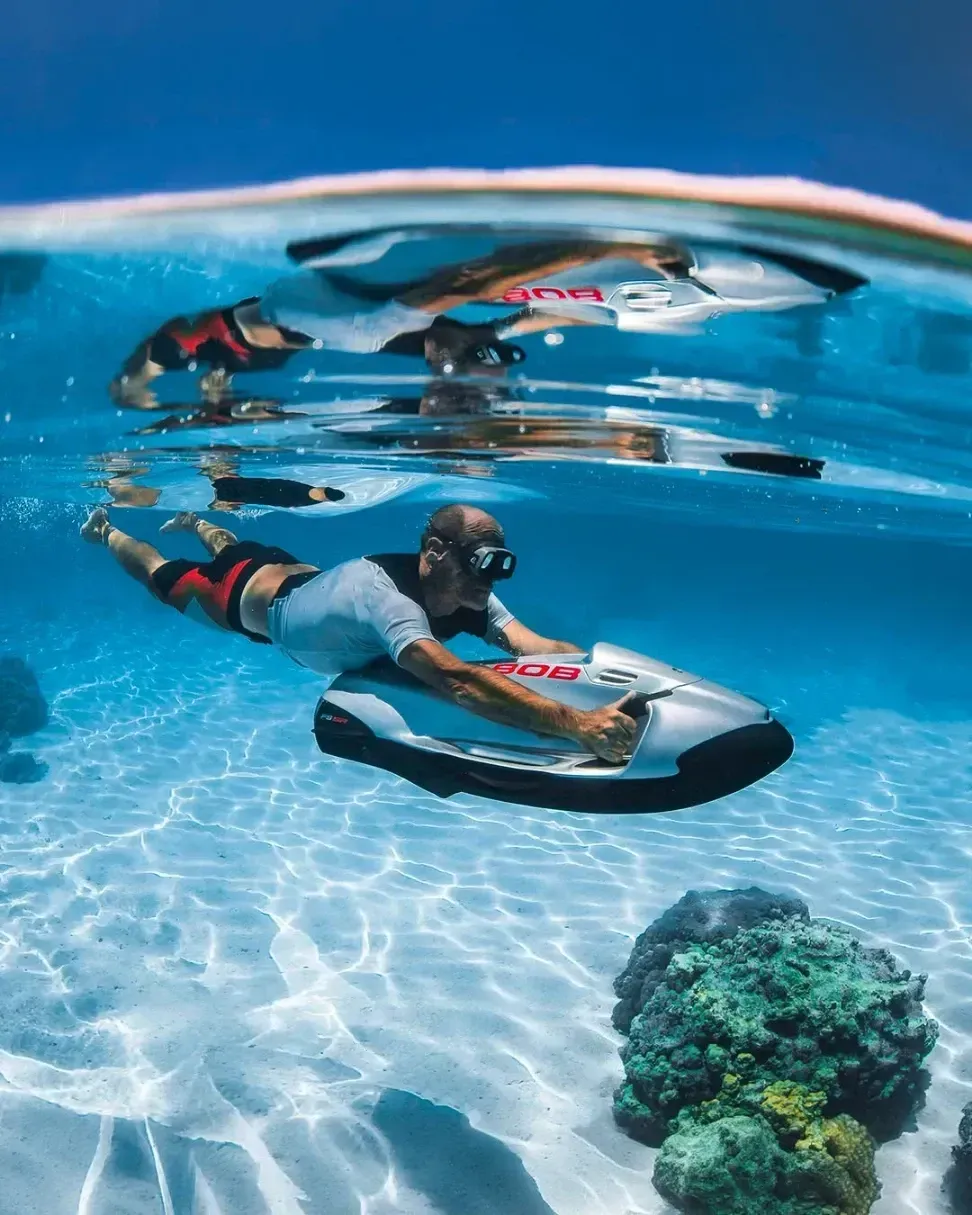 Homme avec son seabob sous la mer