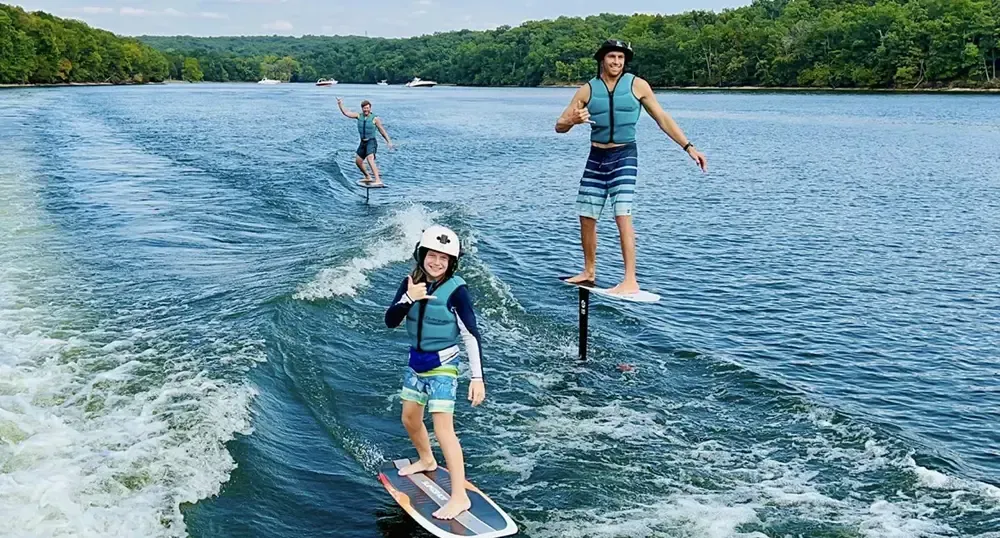 Enfants sur foils Custom Motors avec BB Talkin