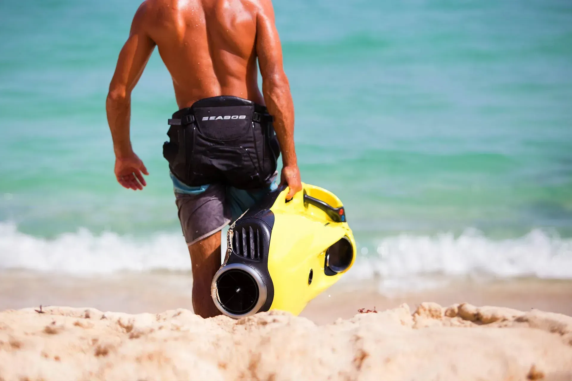 Homme sur la plage portant son seabob