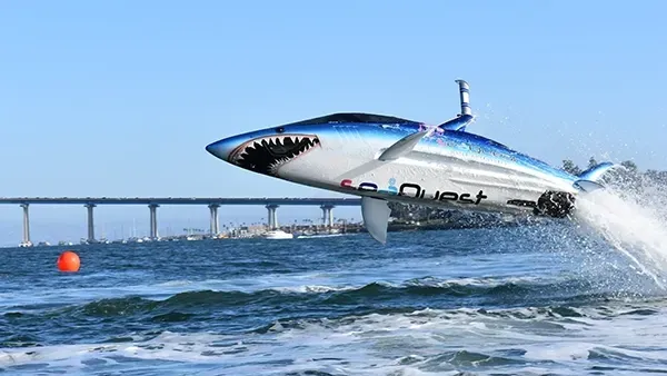Seabreacher  requin vole au-dessus de l'océan.