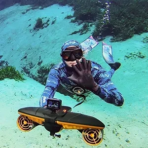 Homme en plongée sous la mer en combinaison avec sublue Custom Motors