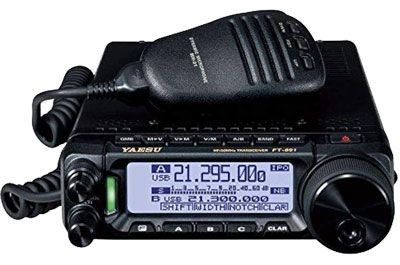 Een zwarte Yaesu FT-897D amateurradio-ontvanger met een handmicrofoon.