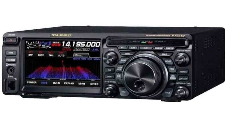 Een zwarte Yaesu FTdx101MP amateurradio-ontvanger met een groot LCD-scherm waarop de spectrumanalyse wordt weergegeven.