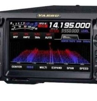 Een Yaesu-radiozender/ontvanger met een display waarop een spectrum-analysator en frequentie-informatie worden weergegeven.